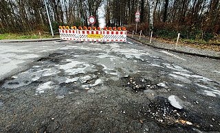Eine Straße in Bünde wurde wegen enormer Schäden gesperrt. - Gerald Dunkel