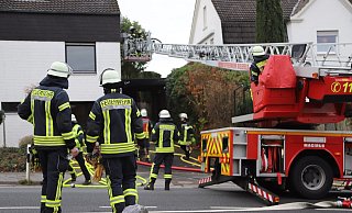Die Feuerwehr muss auch ein Teil der Fassade abtragen. - Charlotte Mahncke