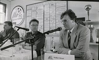 Der gebürtige Gütersloher, Volker Graul (r.), war in der ersten Zweitligasaison 1974/75 als Spieler von Arminia Bielefeld mit 30 Toren Torschützenkönig in der 2. Bundesliga Nord geworden. - Vornbaeumen