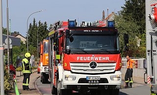 Rund 35 Einsatzkräfte der Feuerwehr waren an der Oberen Kreienbrede bei der Firma Schlafmond im Einsatz, da laut Mitarbeitern eine Maschine in Brand geraten sein sollte. - Claus Frickemeier