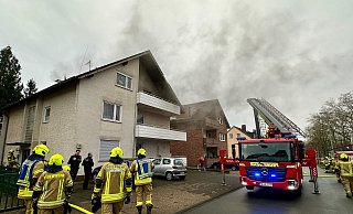 Nach ersten Erkenntnissen vor Ort brannte Unrat im Keller, das Treppenhaus war völlig verraucht. - Ralph Meyer