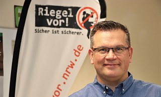 Kriminalkommissar Albert Ecke berät Hausbesitzer und Bewohner über Möglichkeiten, die Wohnung einbruchsicherer zu machen. - Polizei Höxter
