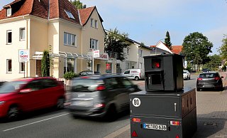 Mobile Blitzer sind in Herford unter anderem an der Diebrocker Straße im Einsatz. - Frank-Michael Kiel-Steinkamp