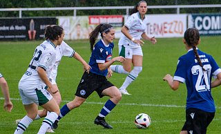 Jana Leuchtmann (am Ball) überzeugte in Arminias Mittelfeld im Spielaufbau und mit ausgeprägter Fitness. - Andreas Zobe