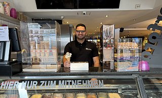Das Eiscafé "Piccoli" von Inhaber Behsad Rahim hat als einzige Eisdiele über den Winter in Herford geöffnet. - Sevim Hangül