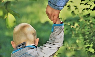 Kinder, die aus schwierigen Verhältnissen kommen, benötigen bei einer Pflegefamilie Geborgenheit und Sicherheit. - Fachdienst