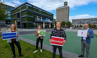 Die Streetworker Daniela Schulte (v.l.), Laura Köster und Felix Heckersdorf (hier mit Sozialdezernent Ingo Nürnberger) haben jetzt eine offene Sprechstunde für alle Bielefelder eingerichtet. - Foto: Andreas Zobe/NW