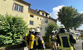 Rund 30 Feuerwehrleute rückten am Mittwoch zu einem gemeldeten Dachstuhlbrand in die Wewelsburger Grundschule aus. - Ralph Meyer