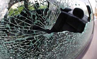 Fahrerflucht: Scheibe zersplittert. - Pixabay