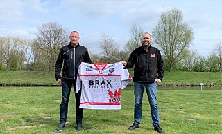 Tobias Schumacher (r.), 2. Vorsitzender des Herforder Eishockey Verein, stellt Michael Bielefeld als zukünftigen Cheftrainer der Ice Dragons vor. - Lars Fege