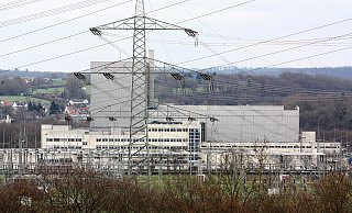 Das Umspannwerk in Würgassen mit der 380 Kilovolt-Überland-Hochspannungstrasse ist weiter in Betrieb. Dahinter ist das leer stehende, ehemalige Reaktorgebäude zu sehen. Das Areal soll zu einem Energiestandort weiterentwickelt werden. - Torsten Wegener