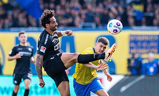 Adriano Grimaldi (l., hier gegen Braunschweigs Danilo Wiebe) bringt viel Körperlichkeit ins Paderborner Angriffsspiel. - IMAGO/Noah Wedel