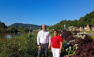 Die beiden LGS-Geschäftsführer Jan Sommer und Claudia Koch an der Weser vor der Skyline von Höxter. - LGS