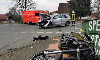 Der junge Biker wurde beim Zusammenstoß mit dem Auto in Haldem schwer verletzt. - Feuerwehr Stemwede/Torsten Fischer