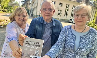 Autor Rüdiger Gollnick wurde für sein Buch über das Internierungslager Staumühle in der Nachkriegszeit von Christa Labudda (l.) unterstützt. Heute ist eine JVA in Staumühle untergebracht. Die Vize-Chefin Angelika Schmidt unterstützt die Aufarbeitung der Vergangenheit. - Jens Reddeker