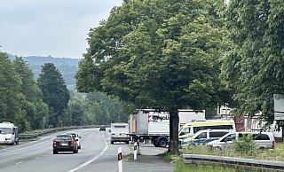 Mit zahlreichen Fahrzeugen und Beamten kontrollieren Polizei und Zoll am Dienstagvormittag gemeinsam den Schwerlastverkehr auf der B64. - Ralf T. Mischer