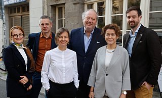 Üben Kritik an deutschen Unternehmen: Valeriya Melnichuk (v.l.), Sebastian Rötters, Irina Parlora, Bennett Freeman, Nathaliya Popovych und Mattia Nelles von der Organisation B4Ukraine. - IMAGO/Mauersberger