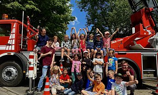 Bestes Wetter und gute Laune: Der Besuch bei der Spenger Feuerwehr war für die Teilnehmerinnen und Teilnehmer der Ferienspiele und das Team rund um Jugendreferent Michael Schotte ein Highlight. - Danielle Dörsing