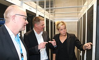 Landtagsabgeordneter Bernhard Hoppe-Biermeyer (CDU) und NRW-Wirtschaftsministerin Mona Neubaur (Grüne) lassen sich von Geschäftsführer Tobias Altemeier (Mitte) das Rechenzentrum von Vega Systems erklären. - Sven Hauhart
