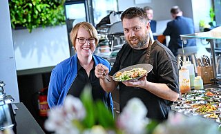 In der Volksbank-Lobby am Kesselbrink hat jetzt die „Frische Mische“ eröffnet. Anja Krüger (Volksbank) und Küchenchef Rene Ferdi Raabe-Noack sind von dem Konzept überzeugt. - Barbara Franke
