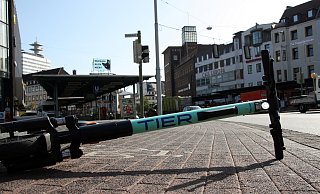 Seit fünf Jahren gibt es Tier-E-Scooter in Bielefeld – manchchmal liegen die Roller im Weg rum. - Jens Reichenbach
