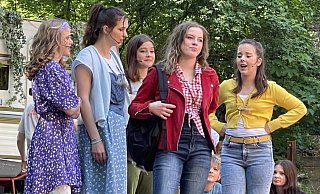 Melanie (v. l. Saskia Kaiser), Frieda (Casey Schlüter) Wilma (Jonna Renken) und Trude (Mia Braß) sind nicht immer einer Meinung mit Sprotte (Kate Leonard). - Ann-Britta Dohle