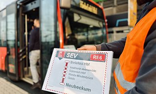 Servicekraft Ibrahim Amin zeigt die Schilder für die Busse. - Stefan Becker