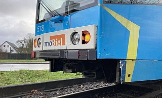 Eine Stadtbahn und ein Pkw kollidierten offenbar. - Jens Reichenbach (Symbolfoto)