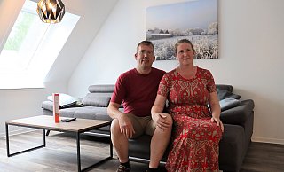 Norbert und Britta Heitbrink in der Ferienwohnung "Tara". Das Bild an der Wand hinter ihnen zeigt den Hof "Elseblick" im Winter. - Shannon-Lee Bendig