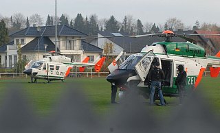 SEK-Einsatz in Stemwede-Wehdem: SEK-Beamte aus Münster, Osnabrück und Bielefeld rückten nach einem Amok-Alarm im November 2008 an die Stemweder-Berg-Schule nach Wehdem aus. Beamte wurden damals auch per Hubschrauber eingeflogen. - Archiv Joern Spreen-Ledebur