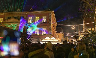 Der Detmolder Advent mit Lasershow auf dem Marktplatz - künftig findet er auf dem Schloßplatz statt und heißt "Weihnachtsmarkt im Schlosspark". - Torben Gocke