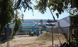 Auf der Bora-Baustelle wird mit Hochdruck gearbeitet. Das verursacht Lärm und Staub, der vor allem Anlieger an der Ahmser Straße trifft. - Frank-Michael Kiel-Steinkamp