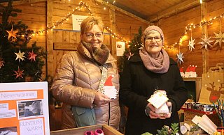Kirsten Gawinski und Marion Wetzorke verkauften am Stand des Chores Grenzenlos Weihnachtliches. - Ekkehard Wind
