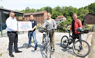 Franz-Axel Kohlschein, Braumeister Peter Schießl, Valeria Geritzen und Hermann Ludwig laden ein zu zwei Radtouren während des Erd-Charta-Festivals. - Simone Flörke