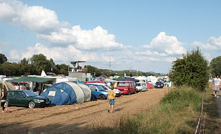 Zum Parken und Camping der Festival-Besucher benötigen die Veranstalter große Flächen, die ihnen Landwirte zur Verfügung stellen. - Christian Bendig
