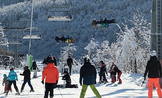 Die Pisten rund um Winterberg waren bei kaltem, sonnigem Wetter gut besucht. - Henning Kaiser
