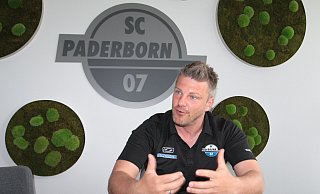 Lukas Kwasniok fühlt sich beim SC Paderborn pudelwohl und hat nun seinen Vertrag vorzeitig verlängert. - Uwe Müller