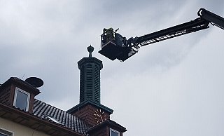 Am Bad Lippspringer Rathaus drohte die Spitze auf dem Turm der Uhr abzustürzen. Die Feuerwehr demontierte die drei Meter lange Spitze. - Feuerwehr Bad Lippspringe