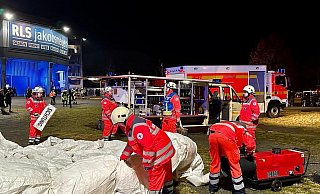 In der Gemengelage wurden mehrere Menschen verletzt, zahlreiche Einsatzkräfte helfen ihnen vor Ort. - Ralph Meyer