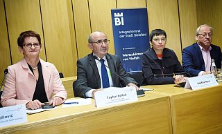 Murisa Adilovic, Tayfun Keltek, Ministerin Josefine Paul und Oberbürgermeister Pit Clausen im Bielefelder Ratssaal. - Barbara Franke