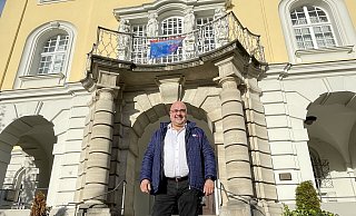 Vorm Rathaus: Thomas Bischoff (SPD) ist seit November offiziell der neue zweite Stellvertreter für Bürgermeister Tim Kähler. Der 53-Jährige freut sich vor allem auf die Gespräche mit unterschiedlichen Herfordern, die dieses Repräsentations-Amt mit sich bringt. - Natalie Gottwald