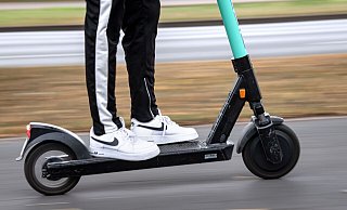 Mitten in der Nacht tuckerte der 18-Jährige mit seinem E-Scooter über die Stadtautobahn. - Symbolfoto: picture alliance / dpa