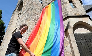 Pfarrer Bodo Ries zog am Freitag die Regenbogenfahne an der Petrikirche auf für einen Regenbogen-Gottesdienst am Sonntag um 11 Uhr. Sie ist ein Signal für Weltoffenheit und Toleranz. Das will nicht jeder verstehen. - Frank-Michael Kiel-Steinkamp