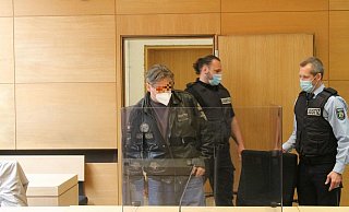 Unbewegt nahm der Angeklagte das Urteil entgegen. - Archiv: Jobst Lüdeking