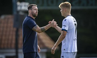 Arminia-Trainer Mitch Kniat gratuliert Julian Kania, der als Einwechselspieler im Westfalenpokal gegen Peckeloh traf. - Sarah Jonek Fotografie
