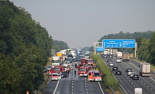 Einsatzkräfte von Polizei und Rettungsdienst mussten gleich mehrfach zur Autobahn 2 im Kreis Gütersloh ausrücken. - Thorsten Heß