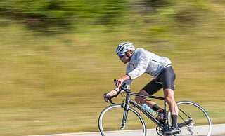 Symbolfoto: Ein Radfahrer legt sich mit seinem Rennrad in die Kurve. - Pixabay