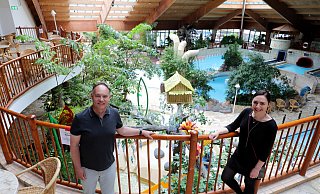 H2O-Chef Markus Diering und Mitarbeiterin Marina Hagelganz auf der Empore des H2O. - Frank-Michael Kiel-Steinkamp (Archiv)