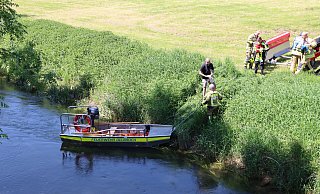 Mit vereinten Kräften wird das Boot des Löschzuges Delbrück bei einem großen Wasserrettungseinsatz auf der Lippe zu Wasser gelassen. Vom Wasser aus sowie mit Fußtrupps an Land wurde ein vermisster Kajakfahrer gesucht. - Feuerwehr Delbrück