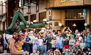 Schlangenfrau Sara Twister hat unglaubliche Verrenkungen im Repertoire. So voll wie hier auf dem Foto wird es pandemiebedingt auf dem Franz-Stock-Platz nicht werden. - (c) 2019 Dominique Schreckling